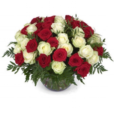 Корзина "Самой нежной" из красных и белых роз с доставкой в по Суоярвям